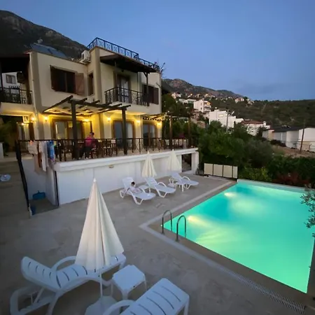 Mira Kalkan -close To Center-