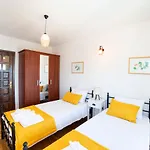 Mira Kalkan -close To Center-